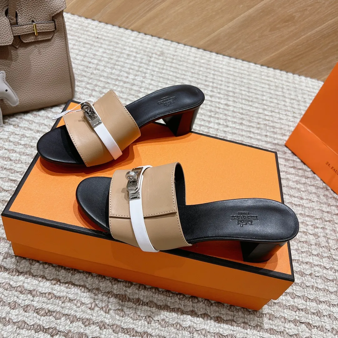 👟👟Ex-factory price 540👟👟 High version of the 2024 spring and summer new HERMES Hermès counter new style. The wedge-heeled Erjiu sandals and slippers, which have been extremely popular recently, are paired with various colorful socks. They are very trendy. Upper: cowhide. Outsole: technological imitation wood sole. Heel height: about 7cm. Size: Female 35-41 (40/41 non-refundable and non-exchangeable)